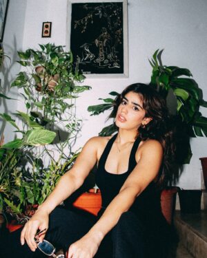 Alisha Chopra Instagram - Say Hi to your friendly neighbour🕵️‍♀️
.
.
📸 : @bhagyaveer_nimaj 
.
.
.
.
#pinkpanther #photograhy #flashphotography #allblack #goofy #photoshoot #vibe #fun #explore #explorepage