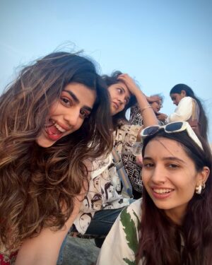 Alisha Chopra Instagram - ☀️♾️♥️
.
.
.
.
.
.
.
#sunset #mumbai #girls #friends #dump #dayout #sun #beach #infinity #explore #explorepage #peace #sea #look #bombay #bandra