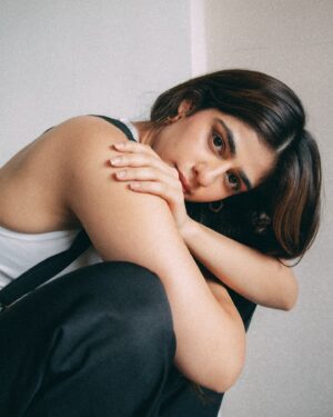 Alisha Chopra Instagram - Tough like the stuff in your grandpa’s glass 

📸 : @bhagyaveer_nimaj 🫶
.
.
.
.
.
#look #eyes #photoshoot
