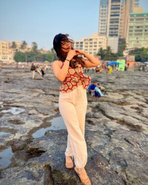 Alisha Chopra Instagram - ☀️♾️♥️
.
.
.
.
.
.
.
#sunset #mumbai #girls #friends #dump #dayout #sun #beach #infinity #explore #explorepage #peace #sea #look #bombay #bandra