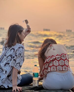 Alisha Chopra Instagram - ☀️♾️♥️
.
.
.
.
.
.
.
#sunset #mumbai #girls #friends #dump #dayout #sun #beach #infinity #explore #explorepage #peace #sea #look #bombay #bandra