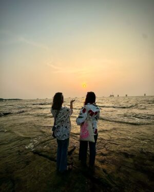 Alisha Chopra Instagram - ☀️♾️♥️
.
.
.
.
.
.
.
#sunset #mumbai #girls #friends #dump #dayout #sun #beach #infinity #explore #explorepage #peace #sea #look #bombay #bandra