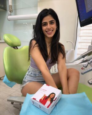 Alisha Chopra Instagram - I’ve been getting my aligners treatment from @signaturesmilesmumbai using @illusion_aligners because this girl decided not to wear her retainers in school after her braces (:

But can you even notice in which pictures I’m wearing the aligners and in which I’m not? 
its been nothing but a smoooth ride, I can’t even begin with how hygienic and satisfactory my experience with @signaturesmilesmumbai has been. 
@docsanshine docsanshine is my dentist, and she’s the kindest. Extremely warm, patient - She’s made it as comfortable as a dental experience can be! 😹♥️
I’m on the last leg of my treatment now, my buttons will be removed soon - and I’ll have perfectly aligned, no buck teeth teeth once again hehe, so excited. & you honestly can’t even see @illusion_aligners , and they’re prettty precise! I’ve even been shooting in them🪥
.
.
.
#dentist #dental #aligners #teeth #perfectteeth #illusionaligners #signaturessmiles #mumbai #treatment #smile