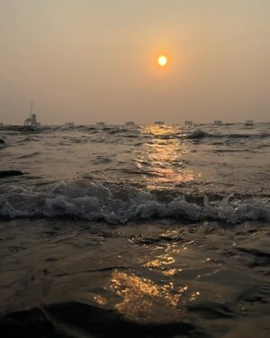 Alisha Chopra Instagram - ☀️♾️♥️
.
.
.
.
.
.
.
#sunset #mumbai #girls #friends #dump #dayout #sun #beach #infinity #explore #explorepage #peace #sea #look #bombay #bandra