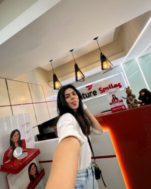 Alisha Chopra Instagram - I’ve been getting my aligners treatment from @signaturesmilesmumbai using @illusion_aligners because this girl decided not to wear her retainers in school after her braces (:

But can you even notice in which pictures I’m wearing the aligners and in which I’m not? 
its been nothing but a smoooth ride, I can’t even begin with how hygienic and satisfactory my experience with @signaturesmilesmumbai has been. 
@docsanshine docsanshine is my dentist, and she’s the kindest. Extremely warm, patient - She’s made it as comfortable as a dental experience can be! 😹♥️
I’m on the last leg of my treatment now, my buttons will be removed soon - and I’ll have perfectly aligned, no buck teeth teeth once again hehe, so excited. & you honestly can’t even see @illusion_aligners , and they’re prettty precise! I’ve even been shooting in them🪥
.
.
.
#dentist #dental #aligners #teeth #perfectteeth #illusionaligners #signaturessmiles #mumbai #treatment #smile
