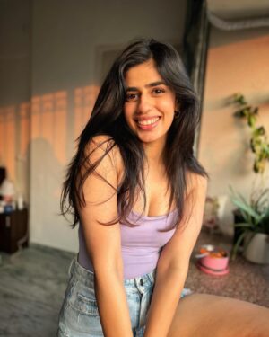 Alisha Chopra Instagram - Eating papita made me that happy, which is weird! 🙃🍍
.
.
.
.
.
#smile #fruit #happy #eyes #joy