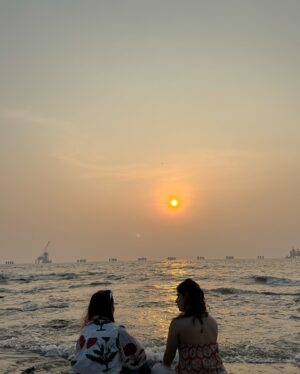 Alisha Chopra Instagram - ☀️♾️♥️
.
.
.
.
.
.
.
#sunset #mumbai #girls #friends #dump #dayout #sun #beach #infinity #explore #explorepage #peace #sea #look #bombay #bandra