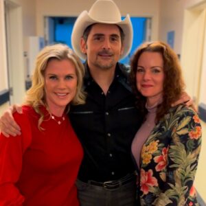 Alison Sweeney Instagram - Such a fantastic night seeing @bradpaisley in concert @encoretheater.wynn ! So fun to catch up with you @kimberlywilliamspaisley 💖🎄 thank you!!!