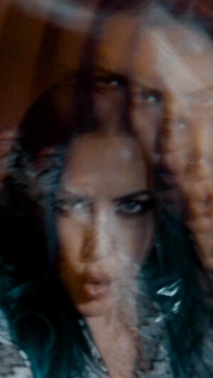 Alissa White-Gluz Instagram - ᴠᴇʟᴠᴇᴛ ɢʟᴏᴠᴇ…

Watch the full music video for “Liars & Thieves” in my stories or highlight!

This is what it’s like. Ever been to an Arch Enemy show?