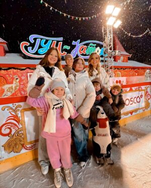 Alla Mikheeva Instagram - Новогодний каток с племяшами 🎄❄️ ⛸️