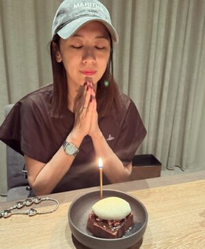 Alyssa Chia Instagram - 哈～
人生上半場的我處於精彩忙碌，
甚至有點喜歡刺激跟無所畏懼的冒險。
所以歷經了許多自己都無法想像的起伏
「得失」一直在我上半場出現。有點刺激。
謝謝上半場的自己🙏每次從泥濘中爬起就如同重訓般一次比一次更有力。但，真的有點累🫣哈～
所以，下半場要開始囉！
給自己訂了減法目標跟簡法生活🤣
因為有了瘋狂的上半場，所以下半場想要冷靜些～
目標
好好吃飯睡覺
好好運動健身
好好看書學習
好好整理房子
好好善待自己🤣
好好享受工作的過程💗
其實簡單就是一種享受了！
現在的我很簡單😘
有愛我的家人陪伴
有我愛的工作去做
有好友好夥伴相隨
就夠囉💗
50快樂🎉
下半場依然精彩🎉

#人生下半場
#精彩
#平安喜樂
#珍惜