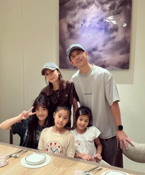 Alyssa Chia Instagram - 哈～
人生上半場的我處於精彩忙碌，
甚至有點喜歡刺激跟無所畏懼的冒險。
所以歷經了許多自己都無法想像的起伏
「得失」一直在我上半場出現。有點刺激。
謝謝上半場的自己🙏每次從泥濘中爬起就如同重訓般一次比一次更有力。但，真的有點累🫣哈～
所以，下半場要開始囉！
給自己訂了減法目標跟簡法生活🤣
因為有了瘋狂的上半場，所以下半場想要冷靜些～
目標
好好吃飯睡覺
好好運動健身
好好看書學習
好好整理房子
好好善待自己🤣
好好享受工作的過程💗
其實簡單就是一種享受了！
現在的我很簡單😘
有愛我的家人陪伴
有我愛的工作去做
有好友好夥伴相隨
就夠囉💗
50快樂🎉
下半場依然精彩🎉

#人生下半場
#精彩
#平安喜樂
#珍惜