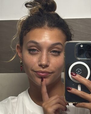 Amanda Campana Instagram - Foto1: “forse dovrei pubblicare un post carino, con delle belle foto, che abbia un filo logico e una bella palette di colori” 
Foto2: “ma che m n fooooott”
Quindi niente, ‘godetevi’ questa sequenza insensata di foto e video dove rido, piango, bacio Dwight e faccio la ginnasta con un tasso alcolemico non adeguato alla ginnastica 🌈🤸🏻‍♀️