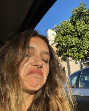 Amanda Campana Instagram - Foto1: “forse dovrei pubblicare un post carino, con delle belle foto, che abbia un filo logico e una bella palette di colori” 
Foto2: “ma che m n fooooott”
Quindi niente, ‘godetevi’ questa sequenza insensata di foto e video dove rido, piango, bacio Dwight e faccio la ginnasta con un tasso alcolemico non adeguato alla ginnastica 🌈🤸🏻‍♀️