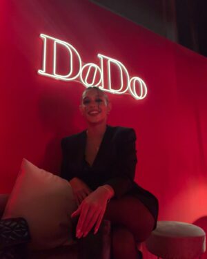 Amanda Campana Instagram - Foto1: “forse dovrei pubblicare un post carino, con delle belle foto, che abbia un filo logico e una bella palette di colori” 
Foto2: “ma che m n fooooott”
Quindi niente, ‘godetevi’ questa sequenza insensata di foto e video dove rido, piango, bacio Dwight e faccio la ginnasta con un tasso alcolemico non adeguato alla ginnastica 🌈🤸🏻‍♀️