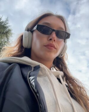 Amanda Campana Instagram - Foto1: “forse dovrei pubblicare un post carino, con delle belle foto, che abbia un filo logico e una bella palette di colori” 
Foto2: “ma che m n fooooott”
Quindi niente, ‘godetevi’ questa sequenza insensata di foto e video dove rido, piango, bacio Dwight e faccio la ginnasta con un tasso alcolemico non adeguato alla ginnastica 🌈🤸🏻‍♀️