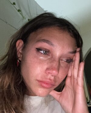 Amanda Campana Instagram - Foto1: “forse dovrei pubblicare un post carino, con delle belle foto, che abbia un filo logico e una bella palette di colori” 
Foto2: “ma che m n fooooott”
Quindi niente, ‘godetevi’ questa sequenza insensata di foto e video dove rido, piango, bacio Dwight e faccio la ginnasta con un tasso alcolemico non adeguato alla ginnastica 🌈🤸🏻‍♀️