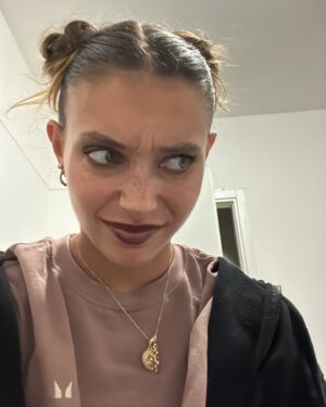 Amanda Campana Instagram - Foto1: “forse dovrei pubblicare un post carino, con delle belle foto, che abbia un filo logico e una bella palette di colori” 
Foto2: “ma che m n fooooott”
Quindi niente, ‘godetevi’ questa sequenza insensata di foto e video dove rido, piango, bacio Dwight e faccio la ginnasta con un tasso alcolemico non adeguato alla ginnastica 🌈🤸🏻‍♀️