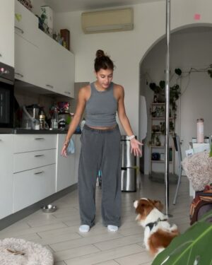 Amanda Campana Instagram - Foto1: “forse dovrei pubblicare un post carino, con delle belle foto, che abbia un filo logico e una bella palette di colori” 
Foto2: “ma che m n fooooott”
Quindi niente, ‘godetevi’ questa sequenza insensata di foto e video dove rido, piango, bacio Dwight e faccio la ginnasta con un tasso alcolemico non adeguato alla ginnastica 🌈🤸🏻‍♀️