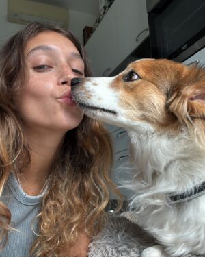 Amanda Campana Instagram - Foto1: “forse dovrei pubblicare un post carino, con delle belle foto, che abbia un filo logico e una bella palette di colori” 
Foto2: “ma che m n fooooott”
Quindi niente, ‘godetevi’ questa sequenza insensata di foto e video dove rido, piango, bacio Dwight e faccio la ginnasta con un tasso alcolemico non adeguato alla ginnastica 🌈🤸🏻‍♀️