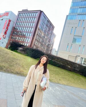 Amanda Chou Instagram - /
聖誕節朋友送了我一件很貴婦感的毛毛外套
在台北不敢穿 只好帶到福岡來穿 
穿這件搭地鐵 超違和🤣

福岡day 1