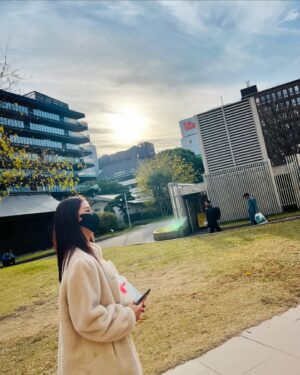 Amanda Chou Instagram - /
聖誕節朋友送了我一件很貴婦感的毛毛外套
在台北不敢穿 只好帶到福岡來穿 
穿這件搭地鐵 超違和🤣

福岡day 1