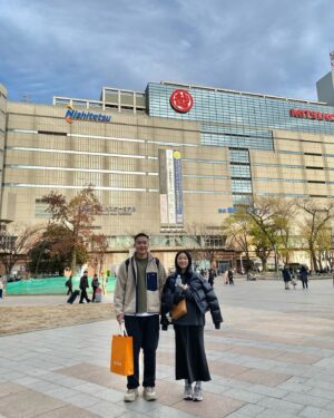 Amanda Chou Instagram - /
聖誕節朋友送了我一件很貴婦感的毛毛外套
在台北不敢穿 只好帶到福岡來穿 
穿這件搭地鐵 超違和🤣

福岡day 1