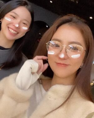 Amanda Chou Instagram - /
聖誕節朋友送了我一件很貴婦感的毛毛外套
在台北不敢穿 只好帶到福岡來穿 
穿這件搭地鐵 超違和🤣

福岡day 1