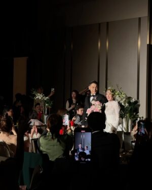 Amanda Chou Instagram - /
真是太好哭又太可愛的一場婚禮

婚禮影片扮老妝很有創意
大姐致詞我已經很想哭了
結果老萬意外送上驚喜
用AI還原愛雅過世的爸爸媽媽那段我整個淚崩

愛雅說 
她終於知道自己為何一直嫁不出去
原來是在等那個對的人

恭喜甯兒抽到捧花
雖然我沒抽到
但是在心裡小小慶幸
畢竟要發言三分鐘這事對於害羞的我實在很尷尬癌🫣

你們一定幸福直到永遠
老萬要好好照顧我們的漂亮寶貝🎀

謝謝機智校園生活劇組讓我認識善良貼心的妳～
@aiyachang1988 💕