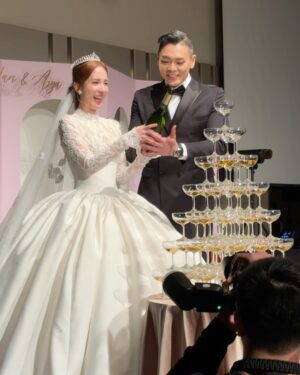 Amanda Chou Instagram - /
真是太好哭又太可愛的一場婚禮

婚禮影片扮老妝很有創意
大姐致詞我已經很想哭了
結果老萬意外送上驚喜
用AI還原愛雅過世的爸爸媽媽那段我整個淚崩

愛雅說 
她終於知道自己為何一直嫁不出去
原來是在等那個對的人

恭喜甯兒抽到捧花
雖然我沒抽到
但是在心裡小小慶幸
畢竟要發言三分鐘這事對於害羞的我實在很尷尬癌🫣

你們一定幸福直到永遠
老萬要好好照顧我們的漂亮寶貝🎀

謝謝機智校園生活劇組讓我認識善良貼心的妳～
@aiyachang1988 💕
