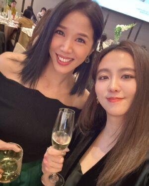 Amanda Chou Instagram - /
真是太好哭又太可愛的一場婚禮

婚禮影片扮老妝很有創意
大姐致詞我已經很想哭了
結果老萬意外送上驚喜
用AI還原愛雅過世的爸爸媽媽那段我整個淚崩

愛雅說 
她終於知道自己為何一直嫁不出去
原來是在等那個對的人

恭喜甯兒抽到捧花
雖然我沒抽到
但是在心裡小小慶幸
畢竟要發言三分鐘這事對於害羞的我實在很尷尬癌🫣

你們一定幸福直到永遠
老萬要好好照顧我們的漂亮寶貝🎀

謝謝機智校園生活劇組讓我認識善良貼心的妳～
@aiyachang1988 💕