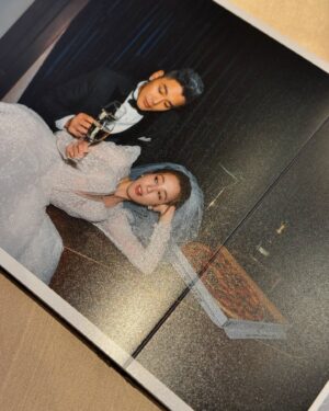 Amanda Chou Instagram - /
真是太好哭又太可愛的一場婚禮

婚禮影片扮老妝很有創意
大姐致詞我已經很想哭了
結果老萬意外送上驚喜
用AI還原愛雅過世的爸爸媽媽那段我整個淚崩

愛雅說 
她終於知道自己為何一直嫁不出去
原來是在等那個對的人

恭喜甯兒抽到捧花
雖然我沒抽到
但是在心裡小小慶幸
畢竟要發言三分鐘這事對於害羞的我實在很尷尬癌🫣

你們一定幸福直到永遠
老萬要好好照顧我們的漂亮寶貝🎀

謝謝機智校園生活劇組讓我認識善良貼心的妳～
@aiyachang1988 💕