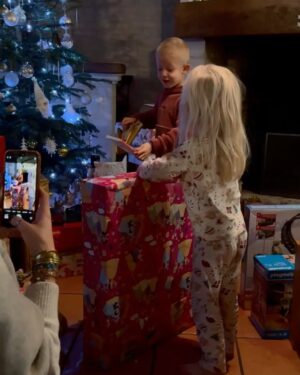 Amandine Petit Instagram - Noël 2024 avec le plus cher des cadeaux : ma famille ♥️🎅🏼✨