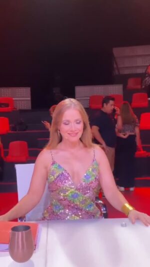 Amaya Forch Instagram - Stylist: @majo_olas 
Vestido: @vestidosunique 
Maquillaje: @amarantamakilla 
Pelo: @sotelo_elizabeth_ 

@minombreestvn @tvn