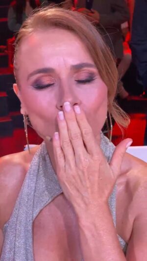 Amaya Forch Instagram - Mi Nombre Es...

Maquillaje y videos: @amarantamakilla 
Pelo: @sotelo_elizabeth_ 
Stylist: @majo_olas