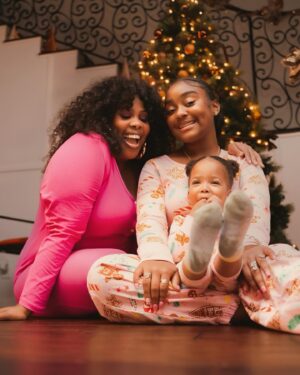Amber Riley Instagram - The best gifts I could have ever asked for, came from my big sisters! Merry Christmas y’all 🎄🎁

📸: @scoobzdoo