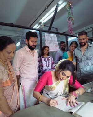 Ameya Mathew Instagram - ഞങ്ങളുടെ ഒരു കുഞ്ഞു രഹസ്യം നിങ്ങളോട് പറയട്ടെ ?!🫢
June 2, 2023, എനിക്ക് വളരെയേറെ സ്പെഷ്യൽ ആണ് . 
കാരണം എൻറെ പിറന്നാൾ ദിനത്തിൽ തന്നെയായിരുന്നു ഞാനും കിരണും തമ്മിലുള്ള രജിസ്റ്റർ മാരേജ് ! 👩‍❤️‍👨💝🧿
 @kirankatticaran 😘😘😘
.
Watch my latest Q&A video on my YouTube Channel to know the story behind these photos ( Our Love Story ) !😍
📸 @gheevarghese 🤩
.
#specialday #registration #lovestory #ayearago #throwback #❤️