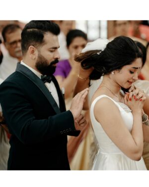 Ameya Mathew Instagram - ഞങ്ങൾ വിവാഹിതരായി…👰🏻‍♀️💍🤵🏻‍♂️
From best friends to Mr. and Mrs.— a journey of love n’ laughter.💕🧿 @kirankatticaran 😘😘
.
Photography @illumecreation 
MUA @janvimakeovers__ 
Kiran’s outfit @men_in_q_wedding 
Bouquet @florita_floral 
.
#happilymarried