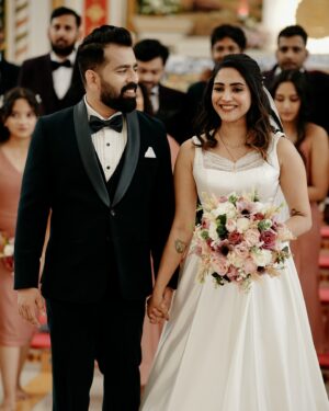 Ameya Mathew Instagram - ഞങ്ങൾ വിവാഹിതരായി…👰🏻‍♀️💍🤵🏻‍♂️
From best friends to Mr. and Mrs.— a journey of love n’ laughter.💕🧿 @kirankatticaran 😘😘
.
Photography @illumecreation 
MUA @janvimakeovers__ 
Kiran’s outfit @men_in_q_wedding 
Bouquet @florita_floral 
.
#happilymarried