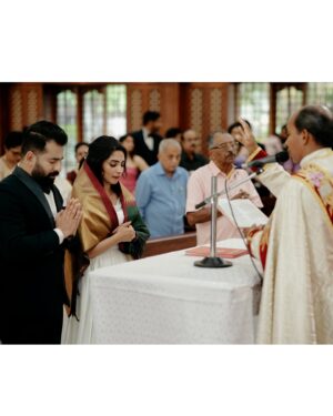 Ameya Mathew Instagram - ഞങ്ങൾ വിവാഹിതരായി…👰🏻‍♀️💍🤵🏻‍♂️
From best friends to Mr. and Mrs.— a journey of love n’ laughter.💕🧿 @kirankatticaran 😘😘
.
Photography @illumecreation 
MUA @janvimakeovers__ 
Kiran’s outfit @men_in_q_wedding 
Bouquet @florita_floral 
.
#happilymarried
