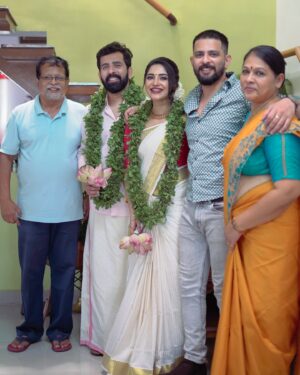 Ameya Mathew Instagram - ഞങ്ങളുടെ ഒരു കുഞ്ഞു രഹസ്യം നിങ്ങളോട് പറയട്ടെ ?!🫢
June 2, 2023, എനിക്ക് വളരെയേറെ സ്പെഷ്യൽ ആണ് . 
കാരണം എൻറെ പിറന്നാൾ ദിനത്തിൽ തന്നെയായിരുന്നു ഞാനും കിരണും തമ്മിലുള്ള രജിസ്റ്റർ മാരേജ് ! 👩‍❤️‍👨💝🧿
 @kirankatticaran 😘😘😘
.
Watch my latest Q&A video on my YouTube Channel to know the story behind these photos ( Our Love Story ) !😍
📸 @gheevarghese 🤩
.
#specialday #registration #lovestory #ayearago #throwback #❤️
