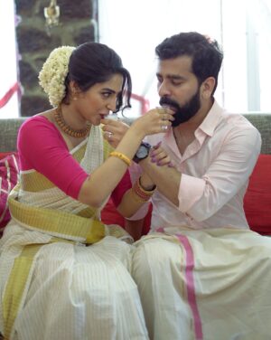 Ameya Mathew Instagram - ഞങ്ങളുടെ ഒരു കുഞ്ഞു രഹസ്യം നിങ്ങളോട് പറയട്ടെ ?!🫢
June 2, 2023, എനിക്ക് വളരെയേറെ സ്പെഷ്യൽ ആണ് . 
കാരണം എൻറെ പിറന്നാൾ ദിനത്തിൽ തന്നെയായിരുന്നു ഞാനും കിരണും തമ്മിലുള്ള രജിസ്റ്റർ മാരേജ് ! 👩‍❤️‍👨💝🧿
 @kirankatticaran 😘😘😘
.
Watch my latest Q&A video on my YouTube Channel to know the story behind these photos ( Our Love Story ) !😍
📸 @gheevarghese 🤩
.
#specialday #registration #lovestory #ayearago #throwback #❤️