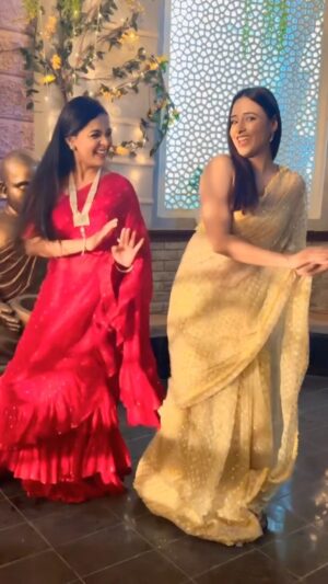 Ami Trivedi Instagram - I made her do this when she is 🤧 
Love you @ami_trivedi_official ♥️♥️♥️

#reels #trending #fyp #instamood #dance #cute #instadaily