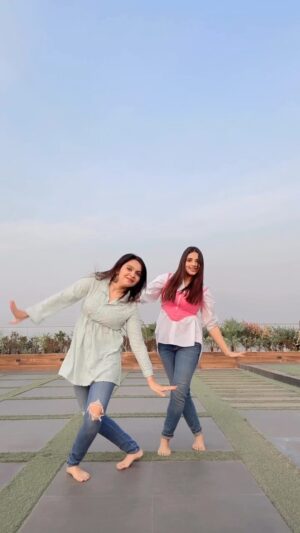 Ami Trivedi Instagram - Chaka chak girls👯‍♀️

@ami_trivedi_official 

#reels #trending #dance #bff #fyp #instagood #vibes