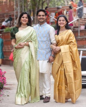 Amruta Deshmukh Instagram - लग्न season! 🎊 📸- @saneshashank ✌🏼
With @mekrutikadeo @khwabeeda_amruta 

#moonlitsky #aakashKaumudiwedding #pune #amrutadeshmukh #abhishekdeshmukh #krutikadeo