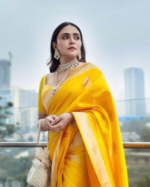 Amruta Khanvilkar Instagram - The last #sareelook of this year 
Wearing @aura_benaras & @sorayaajewels_ 
For #maanapmaan trailer launch 
📸 @himanshuwange 
Makeup by @urvashimakeup_official 
#amrutakhanvilkar