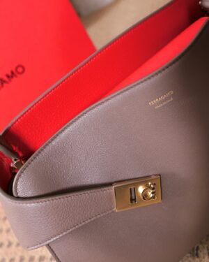 An So-hee Instagram - 🎁 @ferragamo 💚❤️🤎 
#ferragamogifting #페라가모 #ferragamo