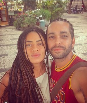 Ana Flavia Cavalcanti Instagram - @vitorralbuquerquee é um grande amor na minha vida, uma amigo amado, um irmão Ribeiro, um pai dos sonhos, um ator muito dedicado e o melhor: rolezero igual a mim. 

Amigo, feliz aniversário são muitos anos desse encontro incrível que tivemos. Amei a seleção das fotos pra evitar constrangimento pelo meu “bom gosto”.

Eu te desejo brisa leve, muito amor e teatro pra sua vida todinha. 
Paz terrível! 

Amo você, amo!