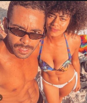Ana Flavia Cavalcanti Instagram - @vitorralbuquerquee é um grande amor na minha vida, uma amigo amado, um irmão Ribeiro, um pai dos sonhos, um ator muito dedicado e o melhor: rolezero igual a mim. 

Amigo, feliz aniversário são muitos anos desse encontro incrível que tivemos. Amei a seleção das fotos pra evitar constrangimento pelo meu “bom gosto”.

Eu te desejo brisa leve, muito amor e teatro pra sua vida todinha. 
Paz terrível! 

Amo você, amo!