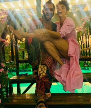 Ana Flavia Cavalcanti Instagram - @vitorralbuquerquee é um grande amor na minha vida, uma amigo amado, um irmão Ribeiro, um pai dos sonhos, um ator muito dedicado e o melhor: rolezero igual a mim. 

Amigo, feliz aniversário são muitos anos desse encontro incrível que tivemos. Amei a seleção das fotos pra evitar constrangimento pelo meu “bom gosto”.

Eu te desejo brisa leve, muito amor e teatro pra sua vida todinha. 
Paz terrível! 

Amo você, amo!